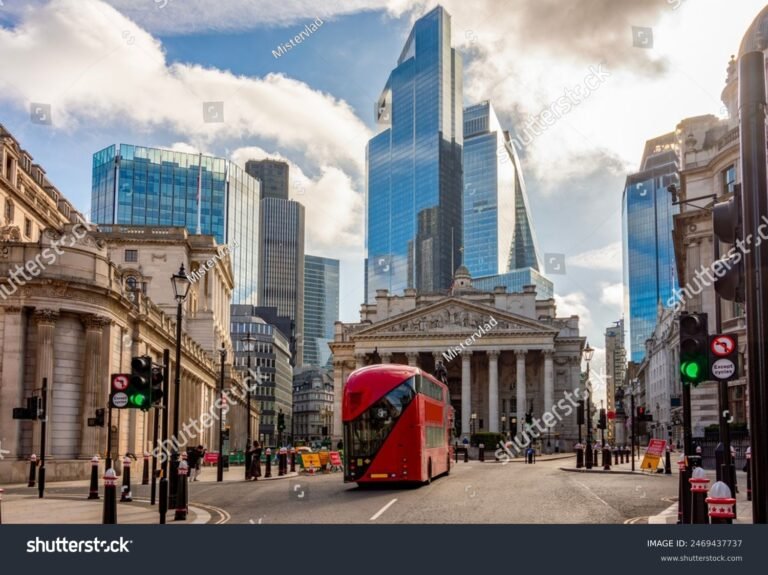 kaupungin pilvenpiirtajia ja valuutanvaihtopiste