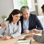 Miten laki vaikuttaa kiinteistökauppaan Suomessa kiinteistonvalittaja-ja-ostaja-allekirjoittamassa-sopimusta