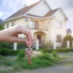 kodin-avaimet-kadessa-aurinkoisena-paivana