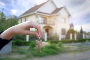 kodin avaimet kadessa aurinkoisena paivana