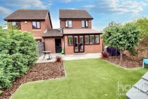 kotoisa omakotitalo siistissa pihaymparistossa