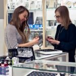 kultajousen-liikkeen-hohdokkaat-korut-vitriinissa