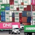 kuorma-auto-rivissa-myyntipaikalla-aurinkoisena-paivana