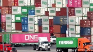 kuorma auto rivissa myyntipaikalla aurinkoisena paivana