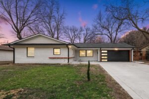 kuvassa suomalainen omakotitalo ja avaimet