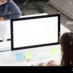 kuvassa-yrityksen-toimistotyontekija-selaa-hakemuksia