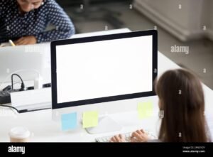 kuvassa yrityksen toimistotyontekija selaa hakemuksia