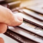 lahikuva-kadesta-joka-valitsee-kortin-lompakosta