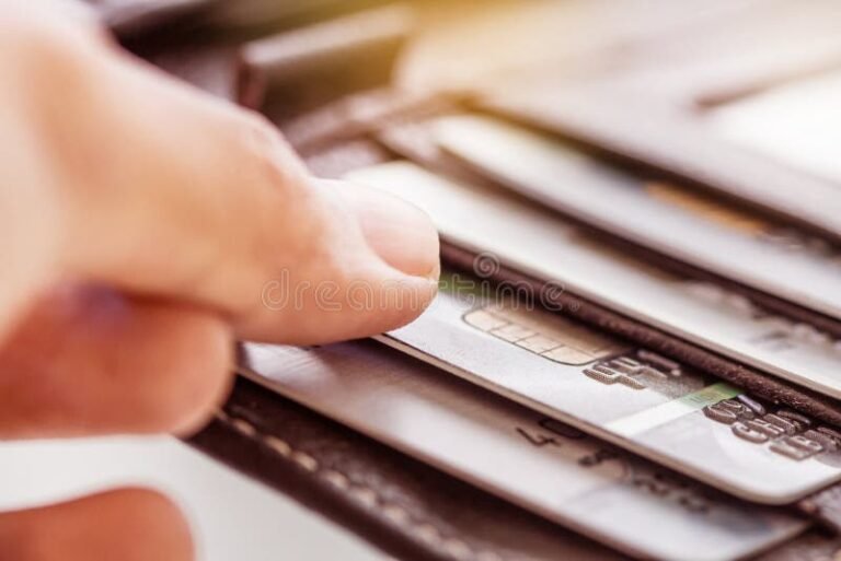 lahikuva kadesta joka valitsee kortin lompakosta