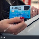 Miten Tarkistat Tuohi Mastercardin Saldoa Helposti lahikuva-kadesta-jossa-pidetaan-mastercard-maksukorttia