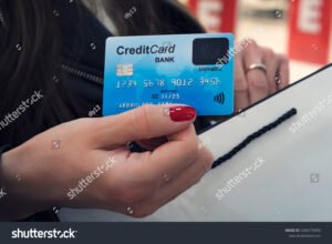 lahikuva kadesta jossa pidetaan mastercard maksukorttia