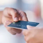 lahikuva-suomalaisesta-luottokortista-kadessa