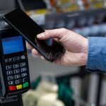 lahikuvassa-alypuhelin-maksukortilla-maksupaattimessa