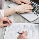 lainahakemuksia-tayttava-henkilo-eri-lainojen-ymparilla