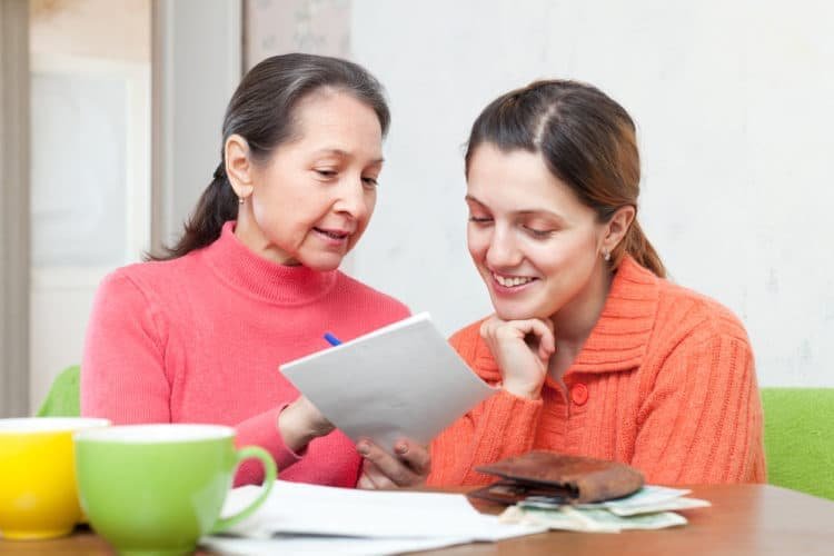 lapsi ja aikuinen yhdessa pankkikortin kanssa