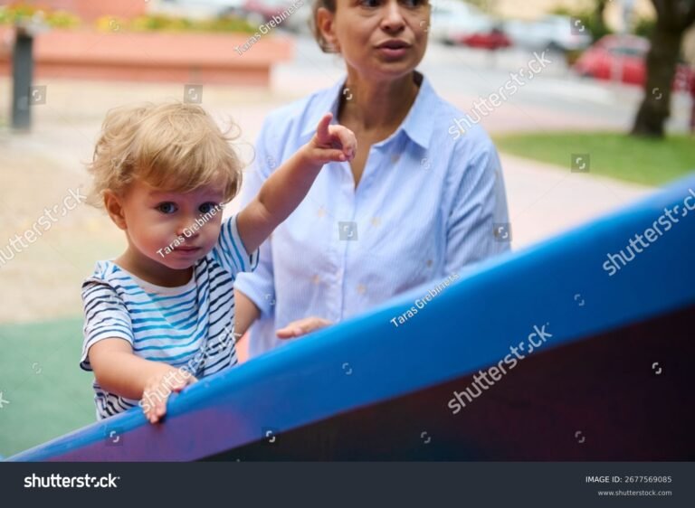 lapsi ja huoltaja yhdessa ulkona