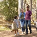 lasten-ja-perheen-yhdessakavelevat-metsapolulla