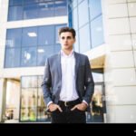 liikemiehet-kavelemassa-toimistorakennuksen-edessa