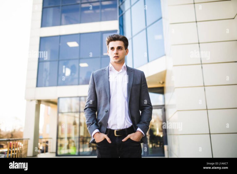 liikemiehet kavelemassa toimistorakennuksen edessa