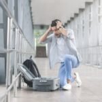 matkalaukkunsa-tarkastava-matkustaja-lentoasemalla