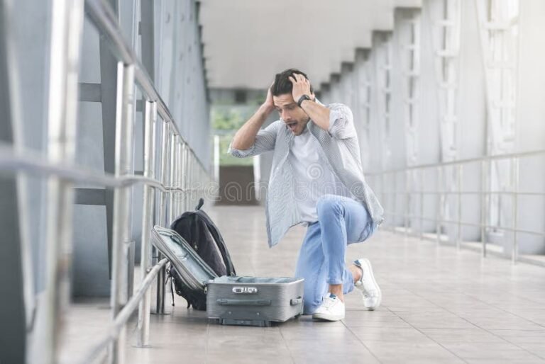 matkalaukkunsa tarkastava matkustaja lentoasemalla