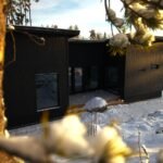 moderni-suomalainen-koti-ja-avaimet-kadessa