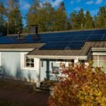 moderni-suomalainen-omakotitalo-aurinkoisena-paivana