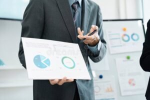 moderni yritysjohtaja tarkastelee talouskaaviota