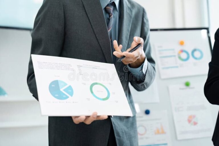 Miten Yritys Leasing Laskuri Auttaa Optimoimaan Menot 4 moderni yritysjohtaja tarkastelee talouskaaviota