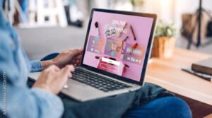 nainen ostoksilla tietokoneen aarella