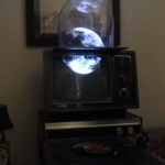 nayttoruutu-jossa-nakyy-laskin-ja-kummitus