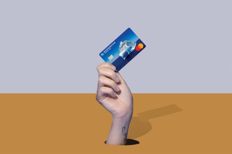 norwegian mastercard kortti ja iloinen matkustaja