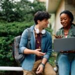 nuoret-insinoorit-keskustelemassa-kampuksella