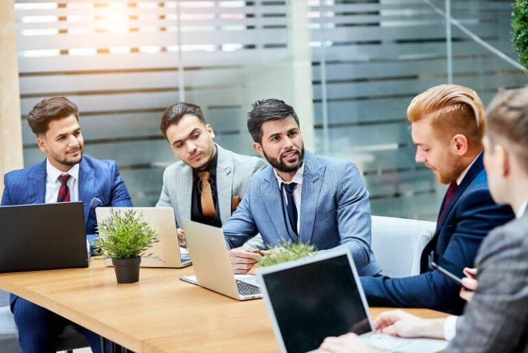 Miten Nuori Yrittäjyys Tukee Nuorten Liiketoimintaosaamista 2 nuoret neuvottelemassa modernissa toimistossa