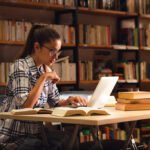 nuori-opiskelija-kirjastossa-opiskelemassa