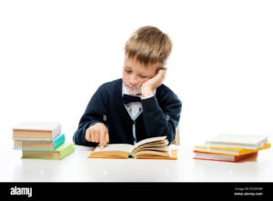 nuori opiskelija lukemassa oppikirjaa poydan aaressa