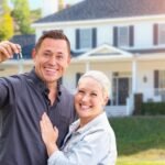 onnellinen-pariskunta-uuden-kodin-edessa