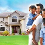 onnellinen-perhe-uuden-kodin-edessa