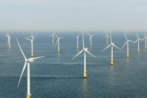 opiskelija tutkii tuulivoimapuiston nakymia