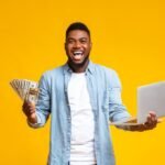 osinkoja-vastaanottava-iloinen-sijoittaja-kadessa