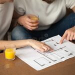 pariskunta-keskustelee-kodin-suunnittelusta-yhdessa