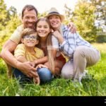 perhe-halaa-toisiaan-luonnossa