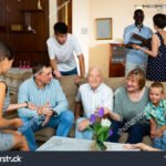 perhe-keskustelee-yhdessa-kodin-olohuoneessa