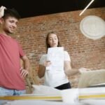 perhe-keskustelee-yhdessa-kodin-suunnittelusta