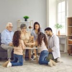 perhe-kokoontuu-avarassa-olohuoneessa-keskustellen