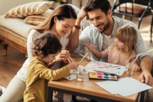 perhe tarkastamassa kotia yhdessa