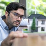 perhe-tarkastelee-yhdessa-talomallinnospiirustuksia