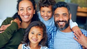 perheenjasenia halaamassa rauhallisessa ymparistossa