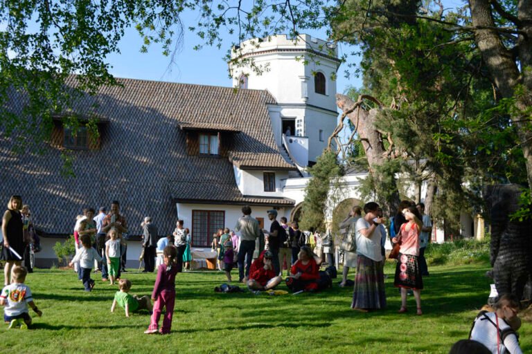 perunkirjoitustilaisuus suomalaisessa kodissa