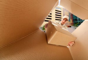 postilaatikko ja postimerkit lahetyspaketin kanssa